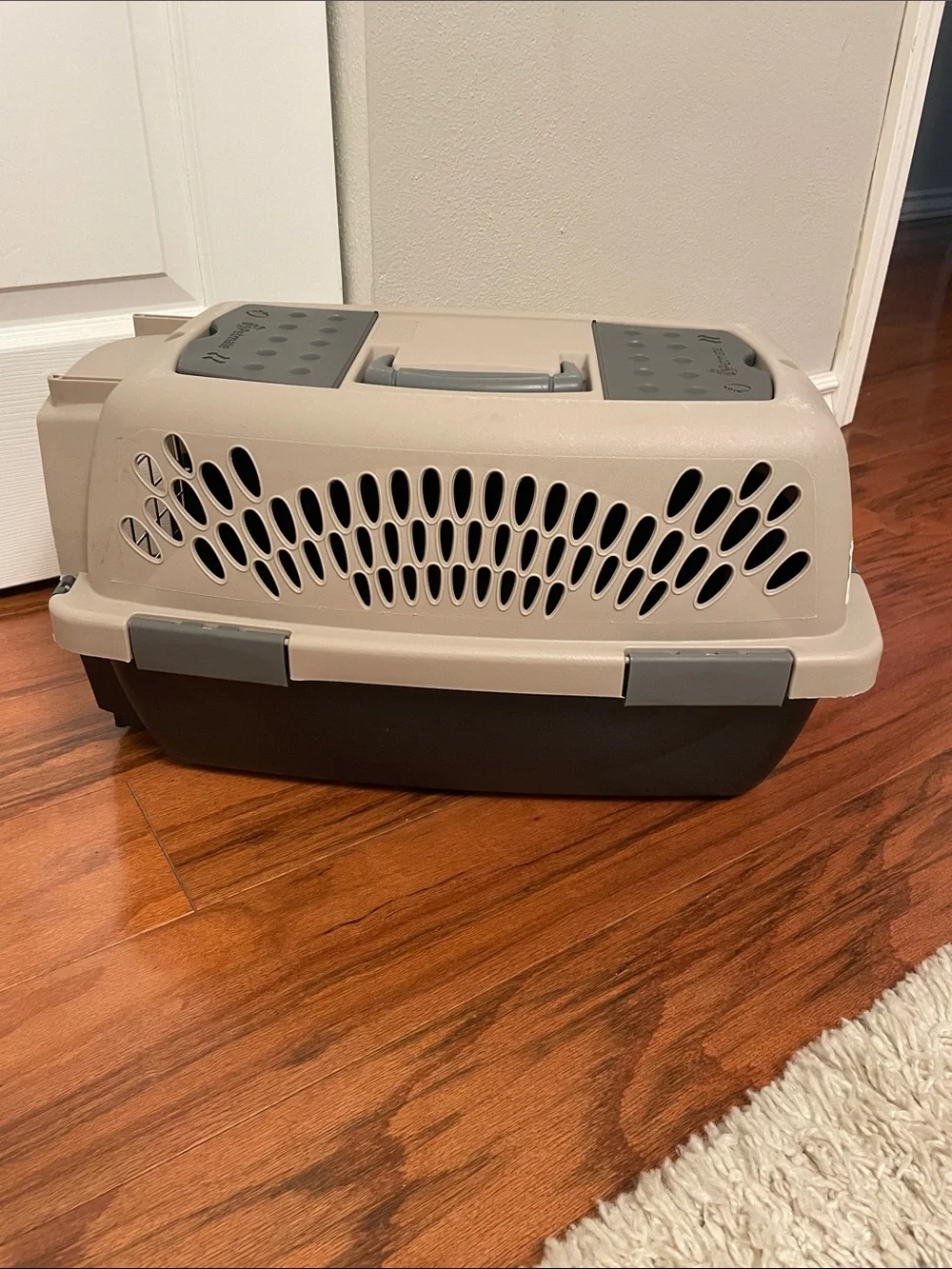 Petmate Small Pet Taxi 19” Travel Taxi Crate For Cats or Small Dogs Great Shape